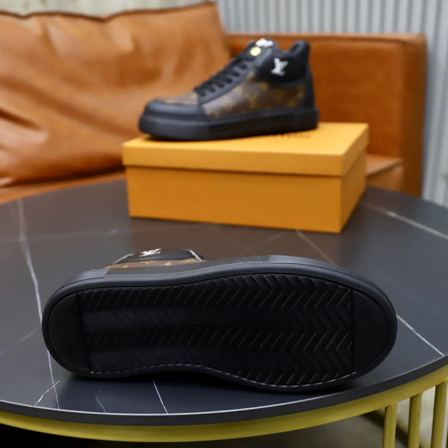 Ex-factory price: 442💰🙅‍♂️🙅‍♂️🙅‍♂️ Brand: LV Louis Vuitton Standard code: 38-44 (45 customized) Grade: Same as the official website Material: Original cowhide material spliced with brand rubber Comfortable and breathable lining Lightweight and wear-resistant sports outsole Style category: Men's fashionable casual shoes Running sneakers Distinguished luxury brand elements Top luxury color: actual picture color